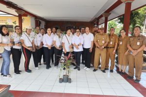 Ketua TP Posyandu Kota Denpasar, Ny. Sagung Antari Jaya Negara didampingi Sekretaris I TP Posyandu Kota Denpasar, Ny. Ayu Kristi Arya Wibawa saat memimpin pembinaan lokus Taman Telajakan di Denpasar sebagai persiapan Lomba Taman Telajakan Tingkat Provinsi Bali 2026, Senin (27/7).