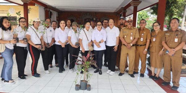 Ketua TP Posyandu Kota Denpasar, Ny. Sagung Antari Jaya Negara didampingi Sekretaris I TP Posyandu Kota Denpasar, Ny. Ayu Kristi Arya Wibawa saat memimpin pembinaan lokus Taman Telajakan di Denpasar sebagai persiapan Lomba Taman Telajakan Tingkat Provinsi Bali 2026, Senin (27/7).