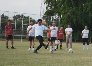 Wakil Gubernur Bali I Nyoman Giri Prasta Tendang Bola Kompetisi Mini Soccer Kerthi Bali IV di Lapangan Sepak Bola Gelora Olahraga (GOR) Ngurah Rai, Denpasar, Senin (27/7).