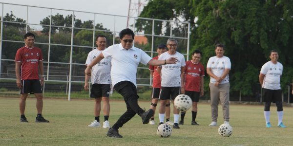Wakil Gubernur Bali I Nyoman Giri Prasta Tendang Bola Kompetisi Mini Soccer Kerthi Bali IV di Lapangan Sepak Bola Gelora Olahraga (GOR) Ngurah Rai, Denpasar, Senin (27/7).