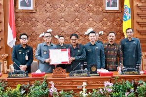Wali Kota Denpasar, I Gusti Ngurah Jaya Negara dan Wakil Wali Kota Denpasar, I Kadek Agus Arya Wibawa saat menghadiri Rapat Paripurna Ke-10 Masa Persidangan II, DPRD Kota Denpasar Setujui Penetapan Ranperda KUA-PPAS TA 2027 yang dipimpin Ketua DPRD Kota Denpasar, I Gusti Ngurah Gede, itu turut didampingi Wakil Ketua Ida Bagus Yoga Adi Putra, I Wayan Mariana Wandira dan Dr. Made Oka Cahyadi Wiguna, di Gedung DPRD Kota Denpasar, Selasa (28/7).