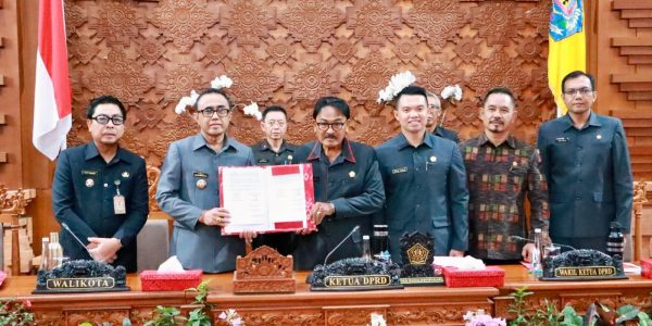 Wali Kota Denpasar, I Gusti Ngurah Jaya Negara dan Wakil Wali Kota Denpasar, I Kadek Agus Arya Wibawa saat menghadiri Rapat Paripurna Ke-10 Masa Persidangan II, DPRD Kota Denpasar Setujui Penetapan Ranperda KUA-PPAS TA 2027 yang dipimpin Ketua DPRD Kota Denpasar, I Gusti Ngurah Gede, itu turut didampingi Wakil Ketua Ida Bagus Yoga Adi Putra, I Wayan Mariana Wandira dan Dr. Made Oka Cahyadi Wiguna, di Gedung DPRD Kota Denpasar, Selasa (28/7).