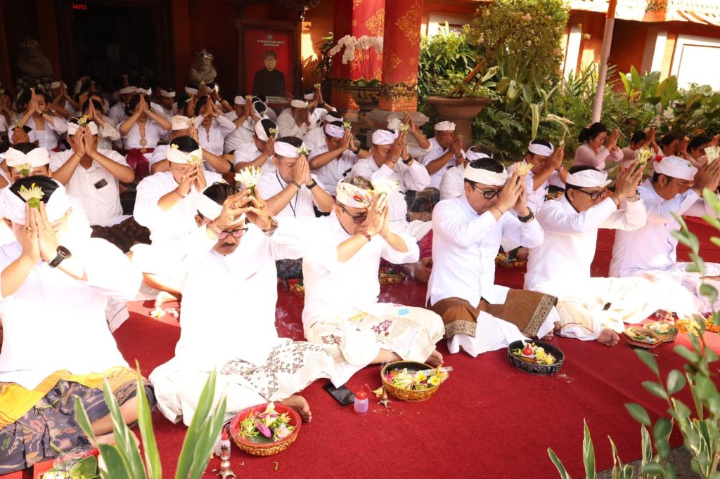 Wali Kota Denpasar, IGN Jaya Negara bersama Wakil Wali Kota Denpasar, Kadek Agus Arya Wibawa mengikuti rangkaian persembahyangan Pujawali Piodalan di Pura Praja Natha, yang berlokasi di Kantor Walikota Denpasar, bertepatan dengan Rahina Purnama Sasih Karo, Rabu (29/7).