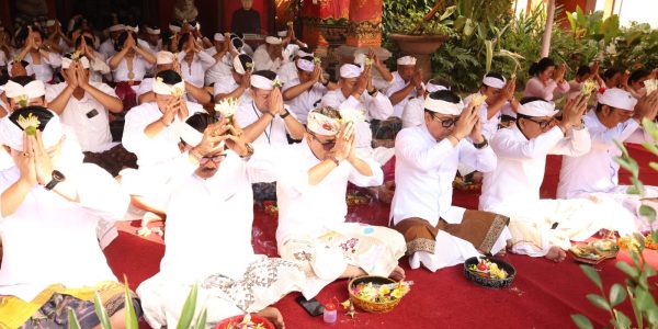 Wali Kota Denpasar, IGN Jaya Negara bersama Wakil Wali Kota Denpasar, Kadek Agus Arya Wibawa mengikuti rangkaian persembahyangan Pujawali Piodalan di Pura Praja Natha, yang berlokasi di Kantor Walikota Denpasar, bertepatan dengan Rahina Purnama Sasih Karo, Rabu (29/7).