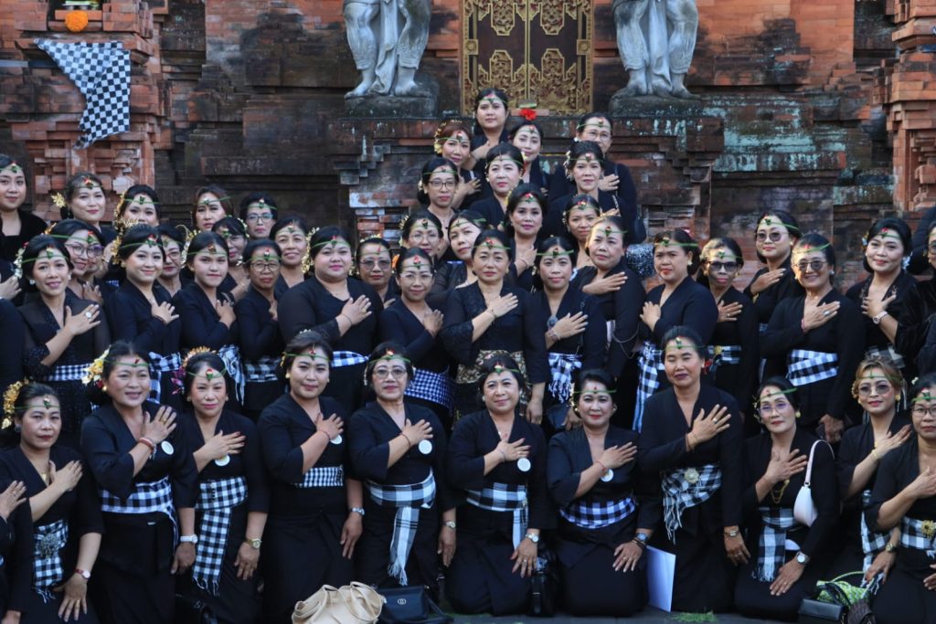 Ketua Tim Penggerak PKK Kota Denpasar, Ny. Sagung Antari Jaya Negara saat menghadiri pelaksanaan Majaya-Jaya PAKIS) MDA Kota Denpasar Masa Bakti 2026–2031, yang berlangsung di Pura Agung Lokanatha, Lumintang, Denpasar, Rabu (29/7).