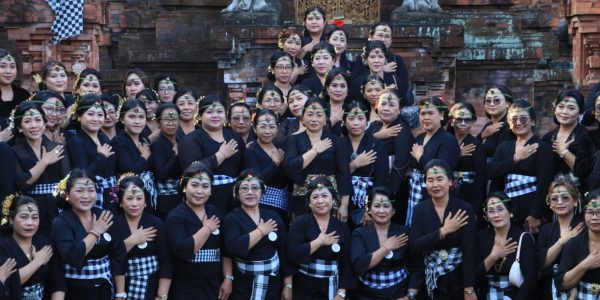Ketua Tim Penggerak PKK Kota Denpasar, Ny. Sagung Antari Jaya Negara saat menghadiri pelaksanaan Majaya-Jaya PAKIS) MDA Kota Denpasar Masa Bakti 2026–2031, yang berlangsung di Pura Agung Lokanatha, Lumintang, Denpasar, Rabu (29/7).