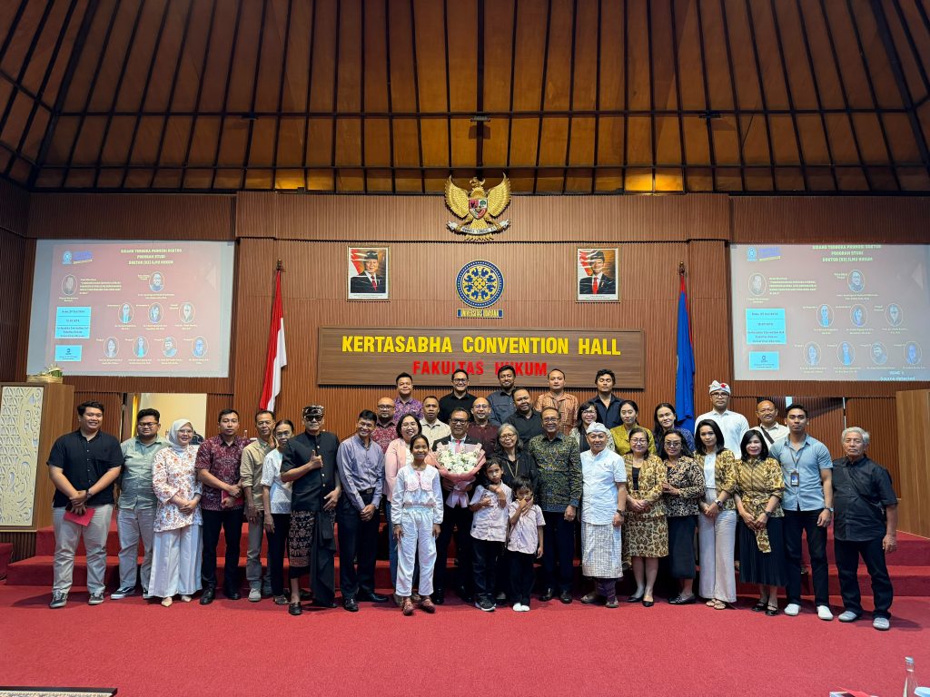 Foto bersama Dosen Fakultas Hukum Universitas Warmadewa, I Wayan Wirasmana Sancaya usai Sidang Promosi Terbuka Doktor di Kertasabha Convention Hall, Fakultas Hukum Universitas Udayana.