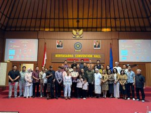 Foto bersama Dosen Fakultas Hukum Universitas Warmadewa, I Wayan Wirasmana Sancaya usai Sidang Promosi Terbuka Doktor di Kertasabha Convention Hall, Fakultas Hukum Universitas Udayana.