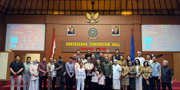 Foto bersama Dosen Fakultas Hukum Universitas Warmadewa, I Wayan Wirasmana Sancaya usai Sidang Promosi Terbuka Doktor di Kertasabha Convention Hall, Fakultas Hukum Universitas Udayana.