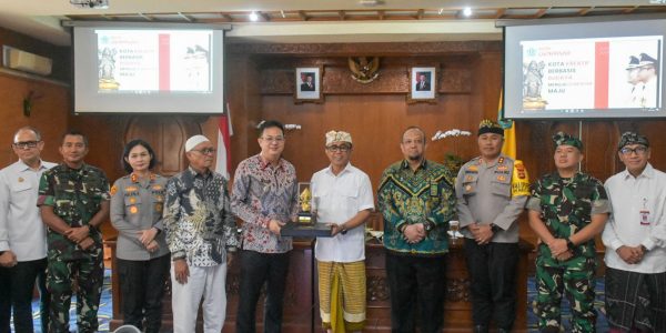 Wali Kota Denpasar, I Gusti Ngurah Jaya Negara bersama Forum Koordinasi Pimpinan Daerah (Forkopimda) Kota Denpasar saat menerima kunjungan kerja Bupati Bangka Barat, Markus didampingi Wakil Bupati Bangka Barat, H. Yus Derahman beserta jajaran Forkopimda Kabupaten Bangka Barat, Provinsi Kepulauan Bangka Belitung di Kantor Walikota Denpasar, Kamis (30/7).