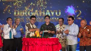 Pemotongan Tumpeng Perayaan Puncak HUT ke 42 Yayasan Sri Kesari Warmadewa, Kamis (30/7).