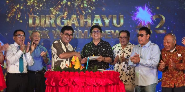 Pemotongan Tumpeng Perayaan Puncak HUT ke 42 Yayasan Sri Kesari Warmadewa, Kamis (30/7).