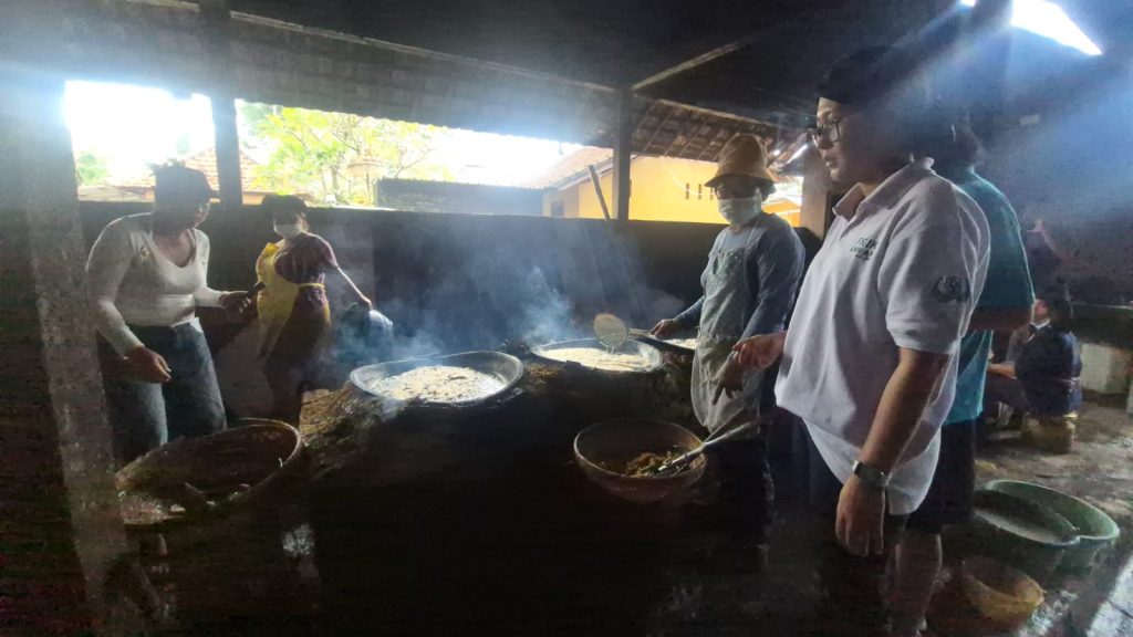 Proses Pembuatan Keripik Belut UD Indra Dwi Ananda di Jalan Gandamayu, Banjar Culag Calig, Desa Mengwitani, Kecamatan Mengwi, Badung.