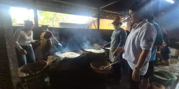 Proses Pembuatan Keripik Belut UD Indra Dwi Ananda di Jalan Gandamayu, Banjar Culag Calig, Desa Mengwitani, Kecamatan Mengwi, Badung.