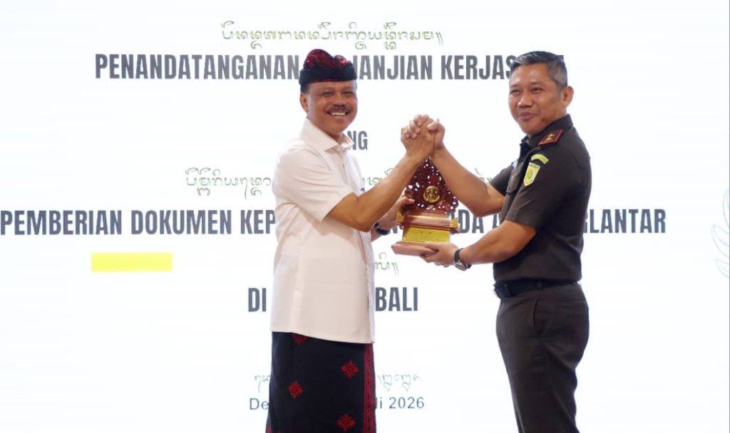 Sekda Dewa Made Indra (kiri) Kajati Bali Setiawan Budi Cahyono (kanan).