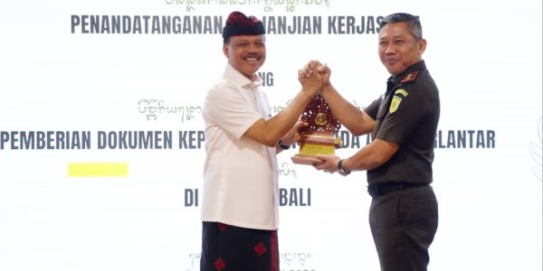 Sekda Dewa Made Indra (kiri) Kajati Bali Setiawan Budi Cahyono (kanan).