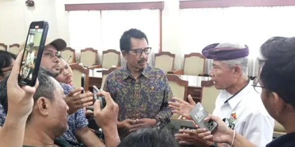 Ketua Komisi I DPRD Bali I Nyoman Budiutama (tengah) saat wawancara usai Menerima HNSI.
