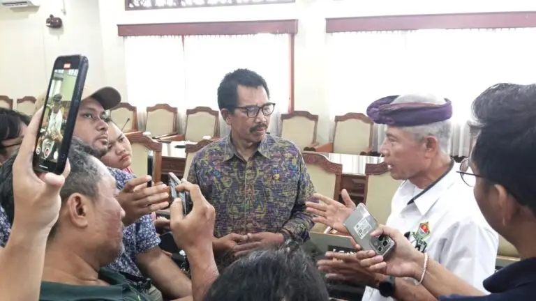Ketua Komisi I DPRD Bali I Nyoman Budiutama (tengah) saat wawancara usai Menerima HNSI.