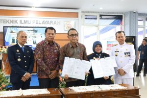 Walikota Denpasar, I Gusti Ngurah Jaya Negara saat melaksanakan penandatanganan Memorandum of Understanding (MoU) dengan Badan Pengembangan Sumber Daya Manusia Perhubungan (BPSDMP) Kementerian Perhubungan serta Perjanjian Kerja Sama (PKS) antara Pemerintah Kota Denpasar dengan Politeknik Transportasi Darat Indonesia-STTD dan Politeknik Transportasi Darat Bali di Politeknik Ilmu Pelayaran (PIP) Semarang, Jawa Tengah, Jumat (31/7).