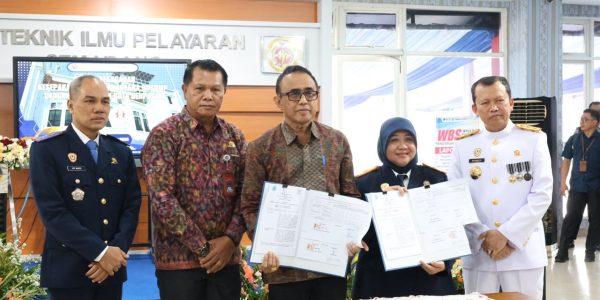 Walikota Denpasar, I Gusti Ngurah Jaya Negara saat melaksanakan penandatanganan Memorandum of Understanding (MoU) dengan Badan Pengembangan Sumber Daya Manusia Perhubungan (BPSDMP) Kementerian Perhubungan serta Perjanjian Kerja Sama (PKS) antara Pemerintah Kota Denpasar dengan Politeknik Transportasi Darat Indonesia-STTD dan Politeknik Transportasi Darat Bali di Politeknik Ilmu Pelayaran (PIP) Semarang, Jawa Tengah, Jumat (31/7).
