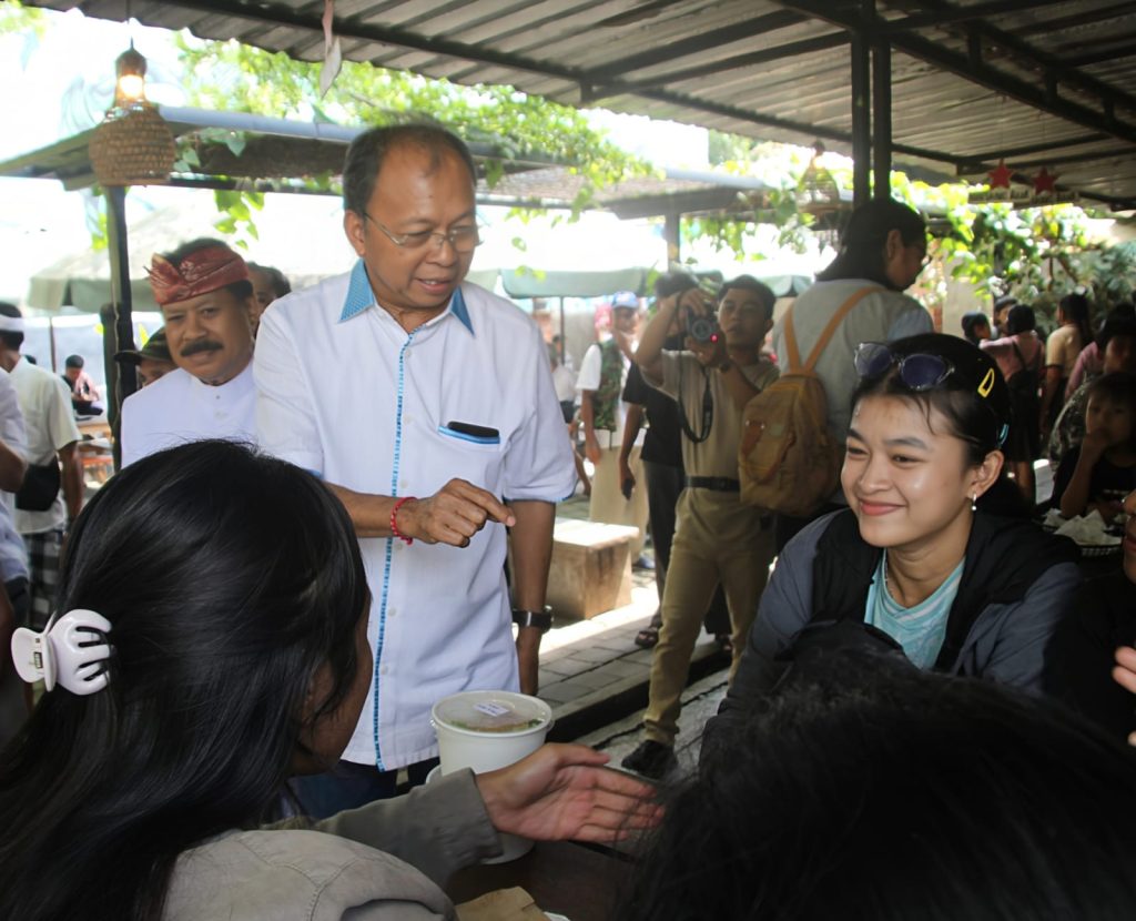 Gubernur Bali Waya Koster (baju putih) saat meninjau Kedai Kopi Tangkil, Tabanan saat momen Tumpek Krulut, Sabtu (1/8).