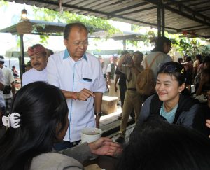 Gubernur Bali Waya Koster (baju putih) saat meninjau Kedai Kopi Tangkil, Tabanan saat momen Tumpek Krulut, Sabtu (1/8).