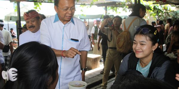 Gubernur Bali Waya Koster (baju putih) saat meninjau Kedai Kopi Tangkil, Tabanan saat momen Tumpek Krulut, Sabtu (1/8).