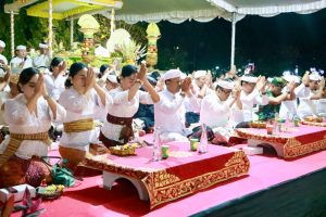Wali Kota Denpasar, I Gusti Ngurah Jaya Negara, dan Wakil Wali Kota I Kadek Agus Arya Wibawa, saat menghadiri persembahyangan bersama serangkaian Hari Pitenget Tumpek Krulut Kota Denpasar Tahun 2026 dipusatkan di Kawasan Lapangan Puputan I Gusti Ngurah Made Agung Denpasar, pada Sabtu, (1/8).