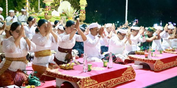 Wali Kota Denpasar, I Gusti Ngurah Jaya Negara, dan Wakil Wali Kota I Kadek Agus Arya Wibawa, saat menghadiri persembahyangan bersama serangkaian Hari Pitenget Tumpek Krulut Kota Denpasar Tahun 2026 dipusatkan di Kawasan Lapangan Puputan I Gusti Ngurah Made Agung Denpasar, pada Sabtu, (1/8).