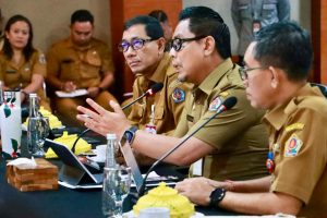 Wakil Wali Kota Denpasar, I Kadek Agus Arya Wibawa, saat memimpin Rapat Koordinasi Tim Koordinasi Penanggulangan Kemiskinan (TKPK) dan Percepatan Perlinsos di Denpasar, bertempat di Ruang Sewaka Mahottama, Graha Sewakadarma, Lumintang, Senin (3/8).
