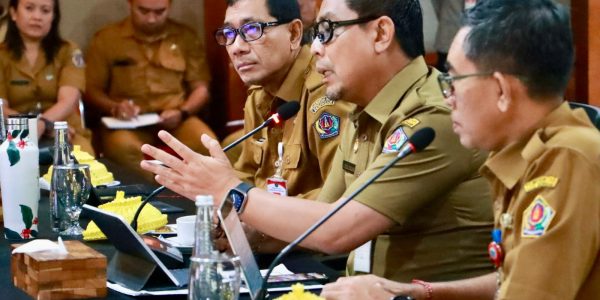 Wakil Wali Kota Denpasar, I Kadek Agus Arya Wibawa, saat memimpin Rapat Koordinasi Tim Koordinasi Penanggulangan Kemiskinan (TKPK) dan Percepatan Perlinsos di Denpasar, bertempat di Ruang Sewaka Mahottama, Graha Sewakadarma, Lumintang, Senin (3/8).