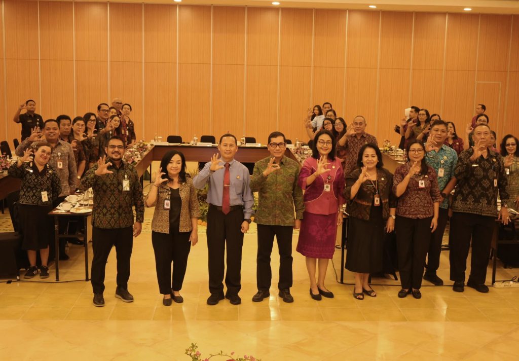 Pemkot Denpasar bersama Kejaksaan Negeri Denpasar dan BPJS Ketenagakerjaan dalam Rapat Forum Kepatuhan Jamsostek di Sanur, Denpasar, Selasa (4/26).