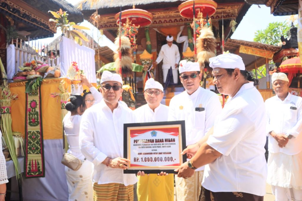 Wali Kota Denpasar, I Gusti Ngurah Jaya Negara dalam kesempatan menghadiri Karya Pemelaspasan Agung, rangkaian dari pelaksanaan Karya Ngenteg Linggih, Padudusan Agung, Melaspas, Mendem Pedagingan, dan Caru Manca Kelud di Pura Dalem Kahyangan Desa Adat Kesiman, Kecamatan Denpasar Timur, Selasa (4/8).
