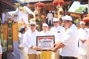 Wali Kota Denpasar, I Gusti Ngurah Jaya Negara dalam kesempatan menghadiri Karya Pemelaspasan Agung, rangkaian dari pelaksanaan Karya Ngenteg Linggih, Padudusan Agung, Melaspas, Mendem Pedagingan, dan Caru Manca Kelud di Pura Dalem Kahyangan Desa Adat Kesiman, Kecamatan Denpasar Timur, Selasa (4/8).