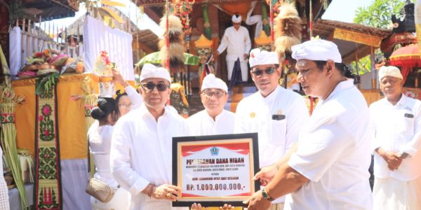 Wali Kota Denpasar, I Gusti Ngurah Jaya Negara dalam kesempatan menghadiri Karya Pemelaspasan Agung, rangkaian dari pelaksanaan Karya Ngenteg Linggih, Padudusan Agung, Melaspas, Mendem Pedagingan, dan Caru Manca Kelud di Pura Dalem Kahyangan Desa Adat Kesiman, Kecamatan Denpasar Timur, Selasa (4/8).