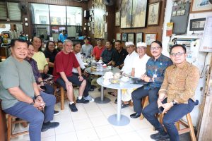 Wali Kota Denpasar, I Gusti Ngurah Jaya Negara, saat diskusi tentang Penataan Wajah bersama para seniman dan pemilik toko di Jalan Gajah Mada yang berlangsung di Bhineka Djaya, pada Selasa (4/8).