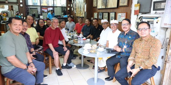Wali Kota Denpasar, I Gusti Ngurah Jaya Negara, saat diskusi tentang Penataan Wajah bersama para seniman dan pemilik toko di Jalan Gajah Mada yang berlangsung di Bhineka Djaya, pada Selasa (4/8).