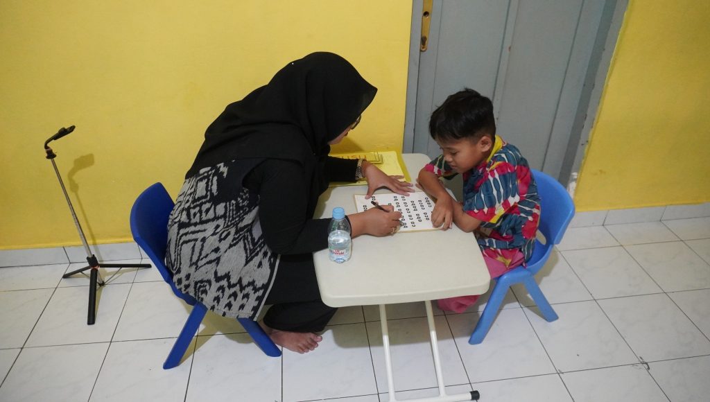 Salah Seorang Guru saat Mengajar pada Anak Berkebutuhan Khusus.