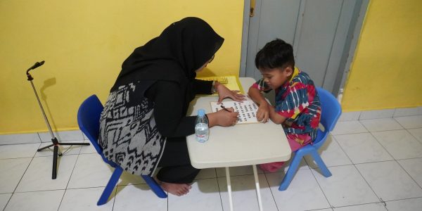 Salah Seorang Guru saat Mengajar pada Anak Berkebutuhan Khusus.