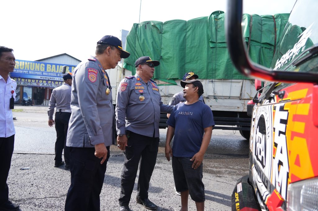 Penertiban Kawasan Terminal Mengwi dari Parkir Truk Liar.