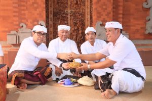 Wakil Wali Kota Denpasar, I Kadek Agus Arya Wibawa dalam kesempatan mengjadiri puncak Karya Ngenteg Linggih, Mepedudusan Alit, Ngresi Gana Ngingkup, dan Caru Manca Kelud di Merajan Kawanan Pratisentana Sira Arya Kanuruhan Tangkas Kori Agung, Banjar Sawah, Kelurahan Pedungan, Rabu (5/8).