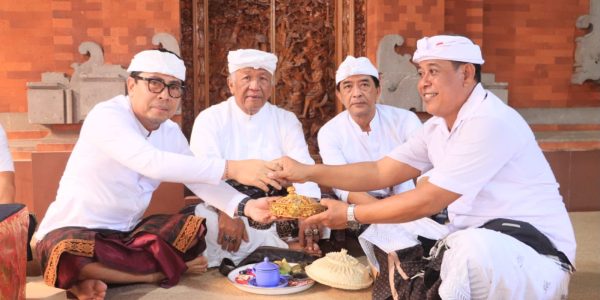 Wakil Wali Kota Denpasar, I Kadek Agus Arya Wibawa dalam kesempatan mengjadiri puncak Karya Ngenteg Linggih, Mepedudusan Alit, Ngresi Gana Ngingkup, dan Caru Manca Kelud di Merajan Kawanan Pratisentana Sira Arya Kanuruhan Tangkas Kori Agung, Banjar Sawah, Kelurahan Pedungan, Rabu (5/8).