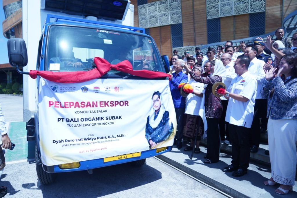 Wakil Menteri Perdagangan Dyah Roro Esti Widya Putri Melepas Ekspor Perdana Salak.