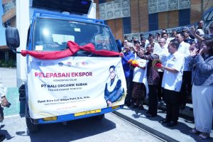 Wakil Menteri Perdagangan Dyah Roro Esti Widya Putri Melepas Ekspor Perdana Salak.