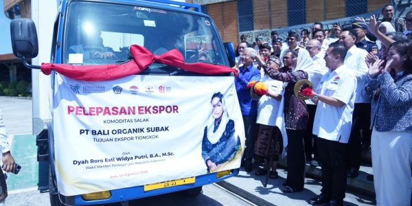 Wakil Menteri Perdagangan Dyah Roro Esti Widya Putri Melepas Ekspor Perdana Salak.