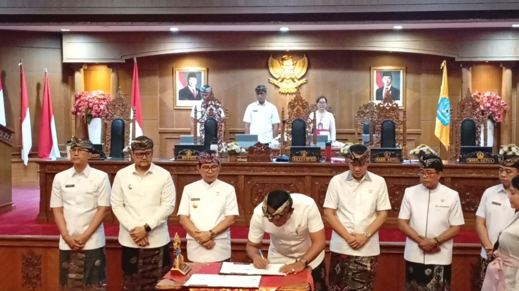 Ketua DPRD Kabupaten Badung I Gusti Anom Gumanti saat menandatangai Berita Acara terkait Kesepakatan KUA PPAS 2027.
