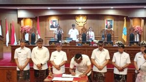 Ketua DPRD Kabupaten Badung I Gusti Anom Gumanti saat menandatangai Berita Acara terkait Kesepakatan KUA PPAS 2027.
