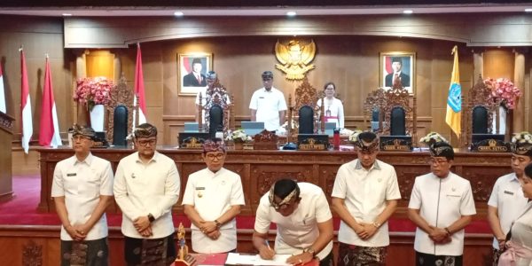 Ketua DPRD Kabupaten Badung I Gusti Anom Gumanti saat menandatangai Berita Acara terkait Kesepakatan KUA PPAS 2027.