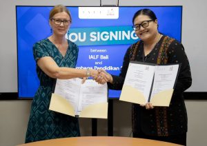 Direktur LPBA Denpasar Dian Rahmani Putri (kanan) dan CEO IALF Indonesia foto bersama usai tanda tangan MoU