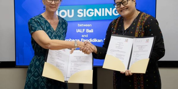 Direktur LPBA Denpasar Dian Rahmani Putri (kanan) dan CEO IALF Indonesia foto bersama usai tanda tangan MoU